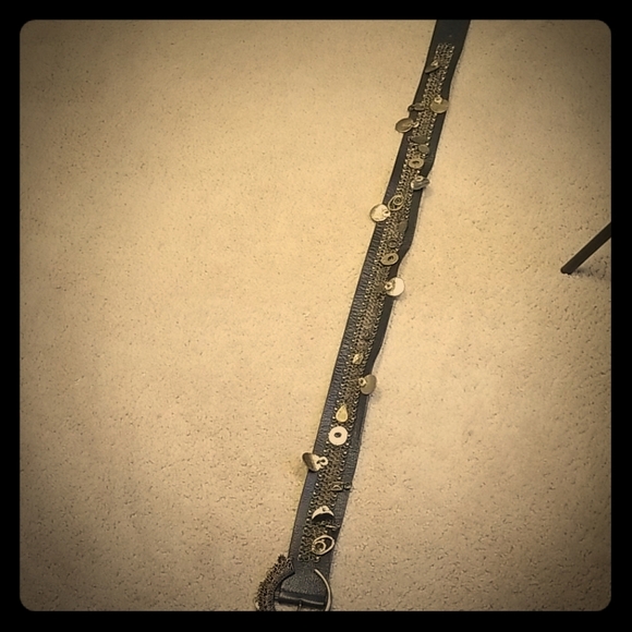 Belt with leather material and gold. - Picture 1 of 2